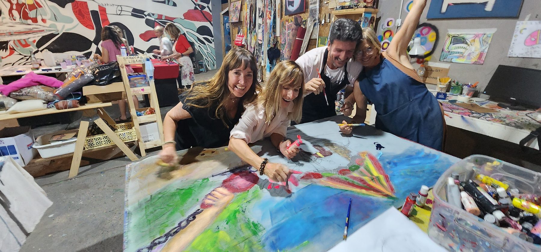 Gente pintando en el taller