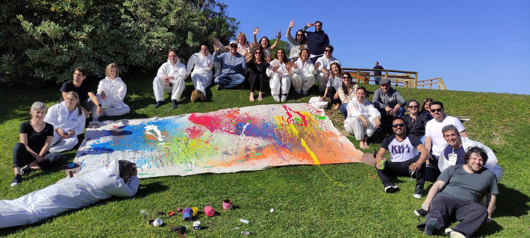 Un equipo entero pintando
